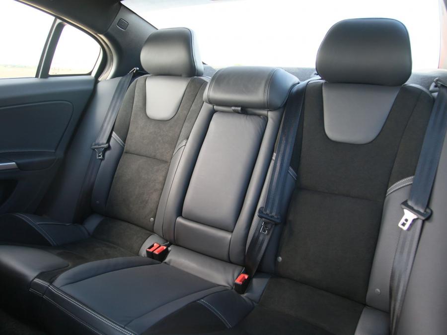  Volvo S60 R-Design 2013 года  (UK) (фото 3 из 10)
